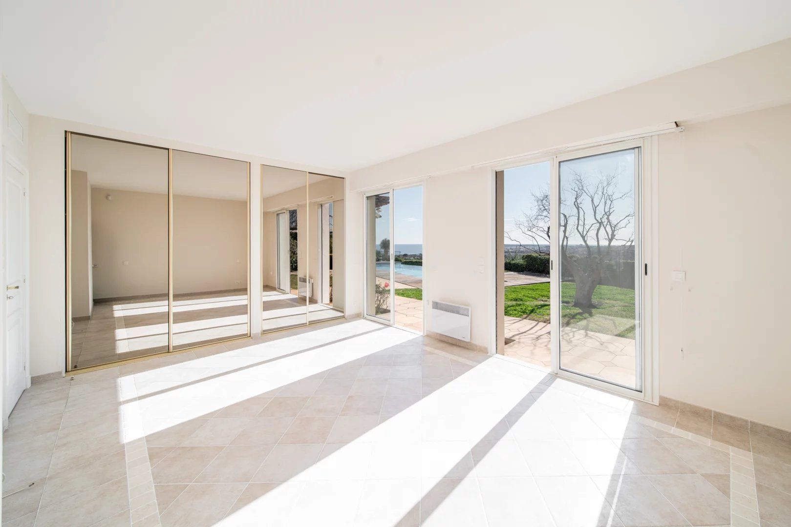 villa 6 Rooms for sale on Villeneuve-Loubet (06270)