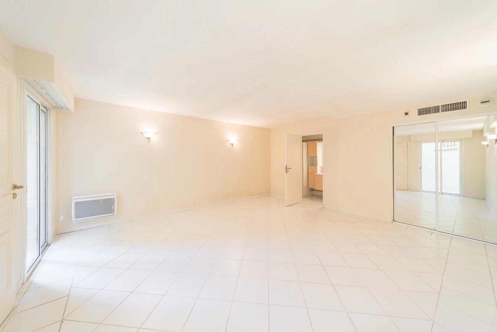 villa 6 Rooms for sale on Villeneuve-Loubet (06270)