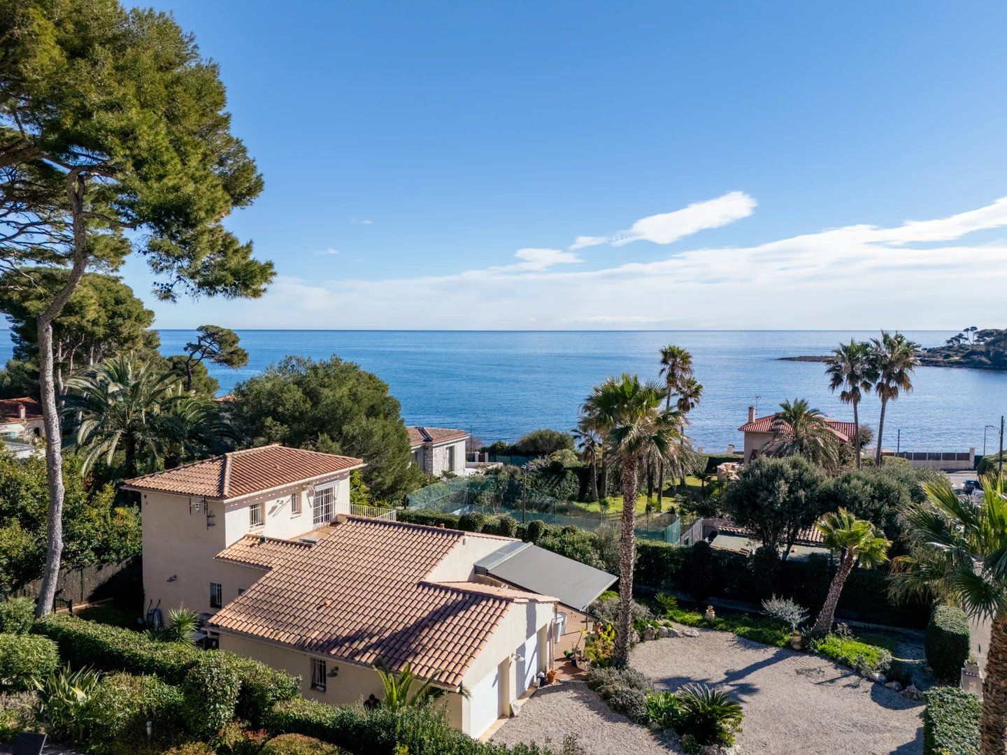 villa 4 Rooms for sale on Antibes (06160)