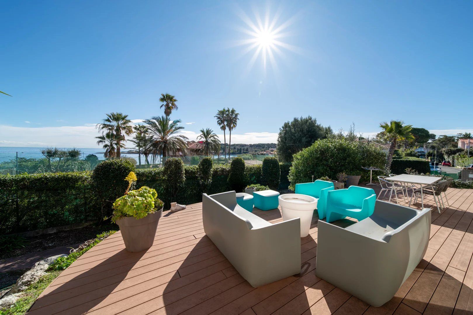 villa 4 Rooms for sale on Antibes (06160)