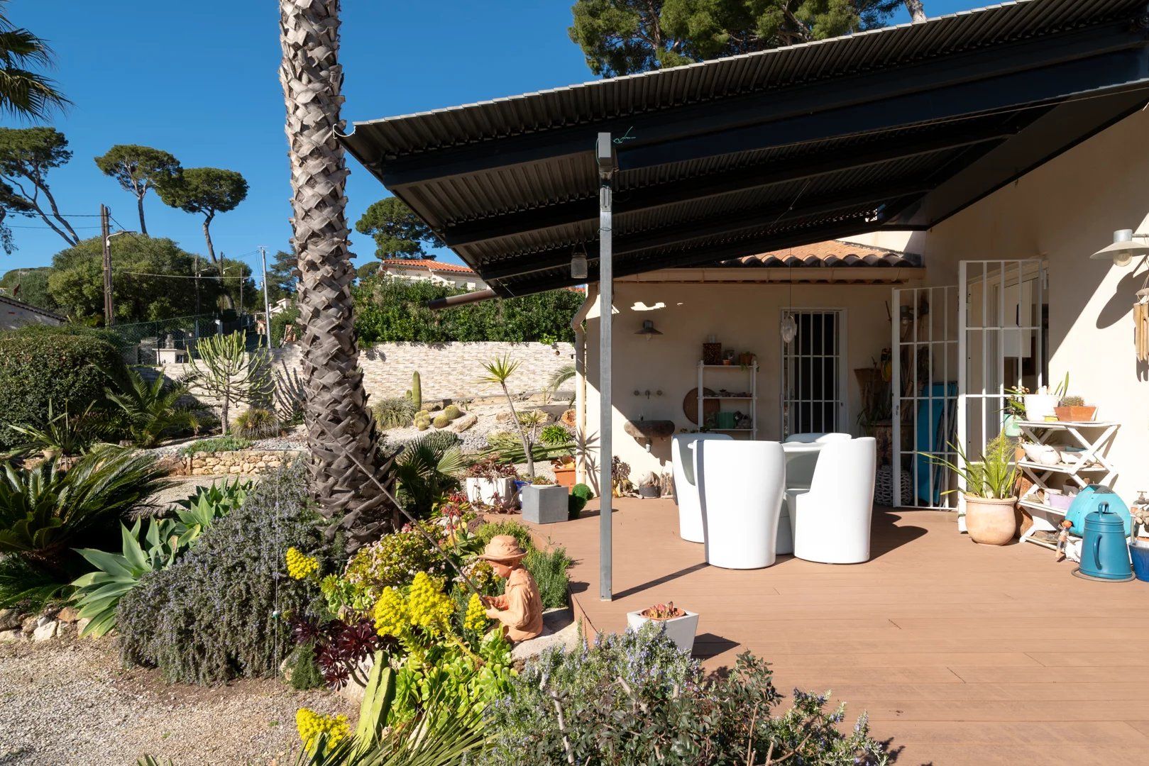 villa 4 Rooms for sale on Antibes (06160)