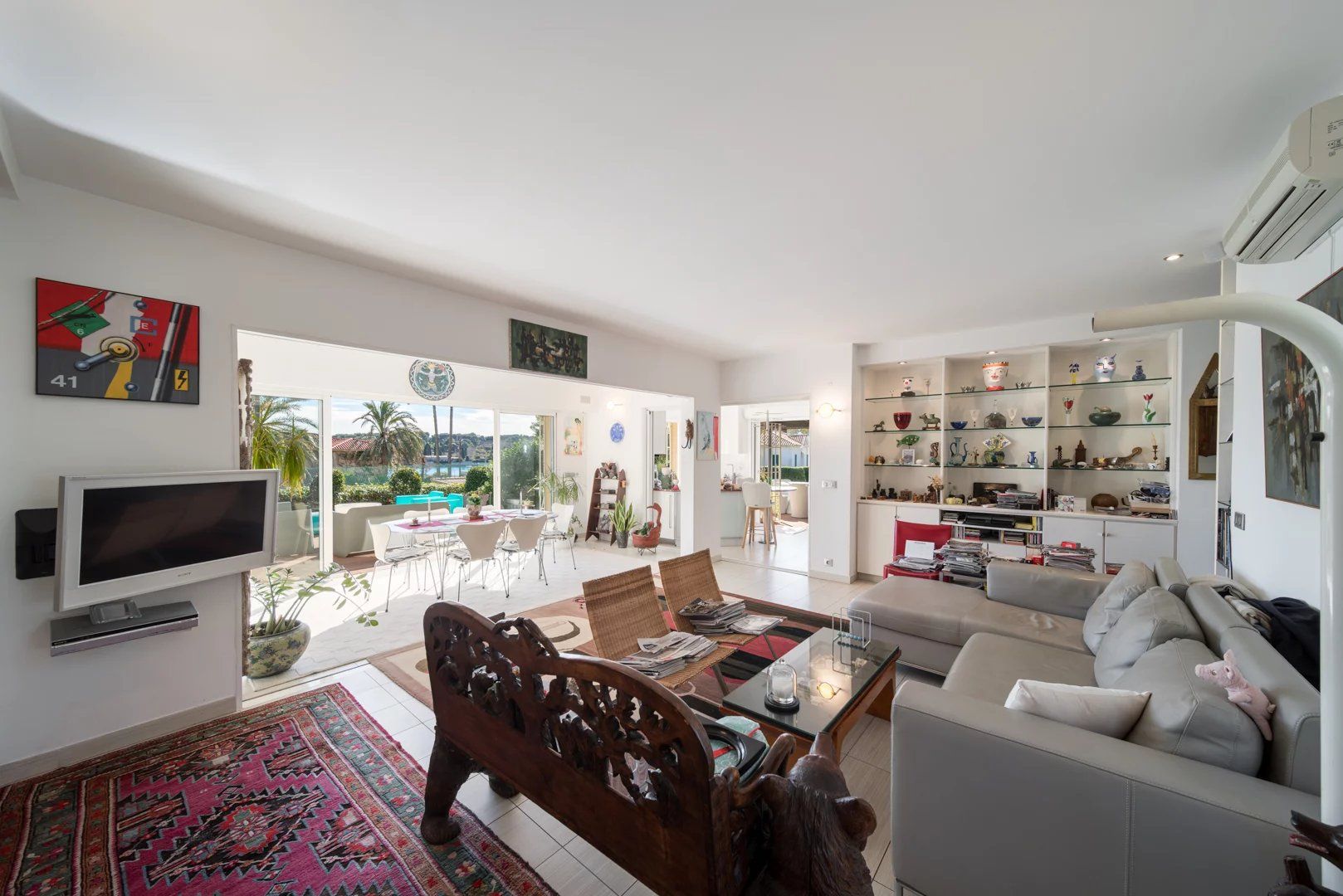 villa 4 Rooms for sale on Antibes (06160)