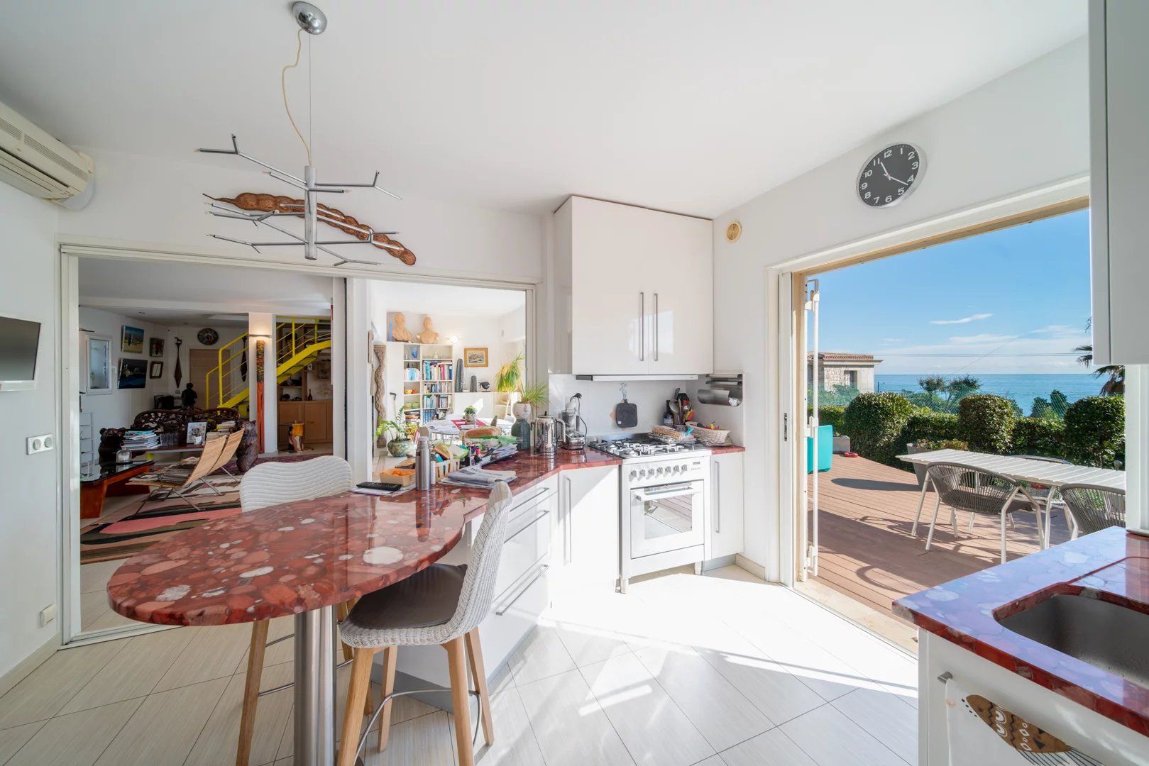 villa 4 Rooms for sale on Antibes (06160)