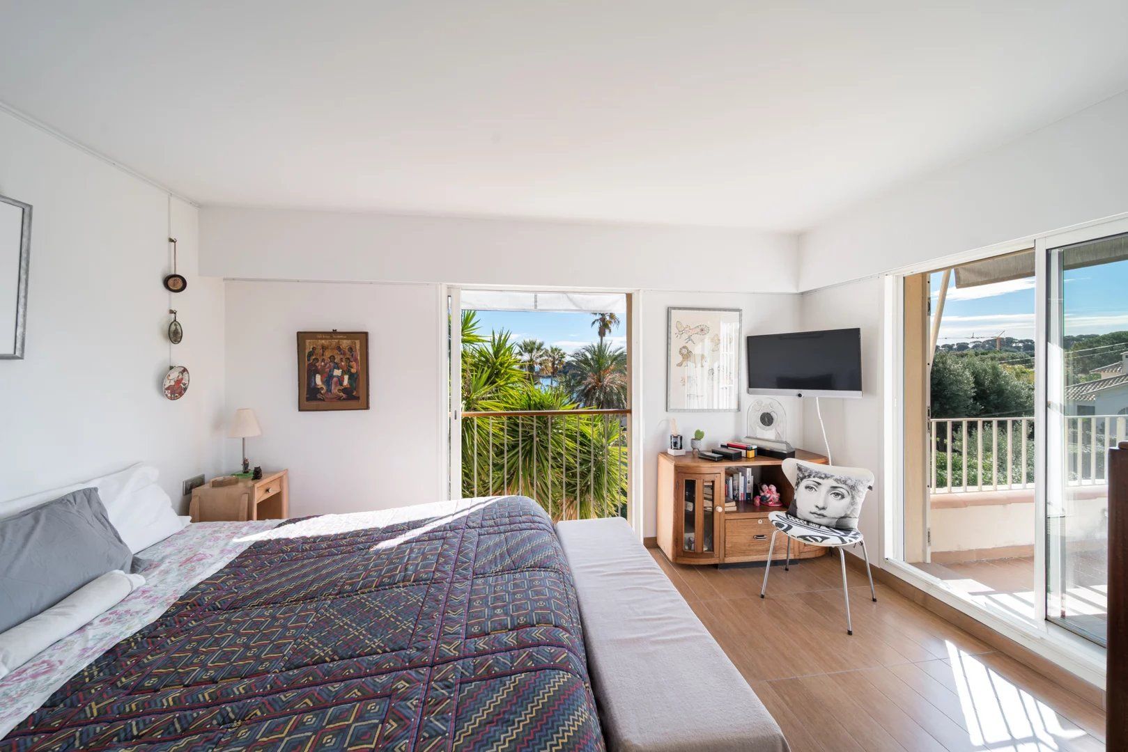 villa 4 Rooms for sale on Antibes (06160)