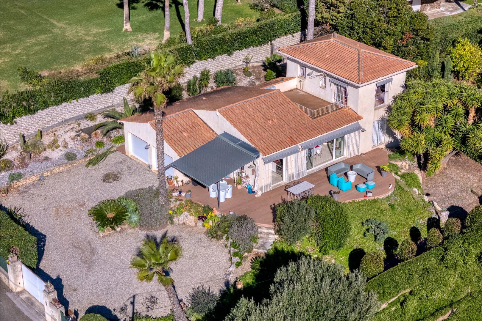 villa 4 Rooms for sale on Antibes (06160)