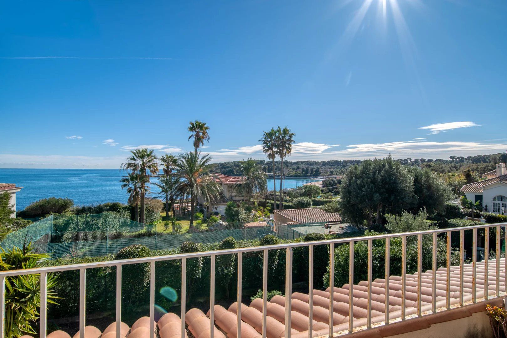 villa 4 Rooms for sale on Antibes (06160)
