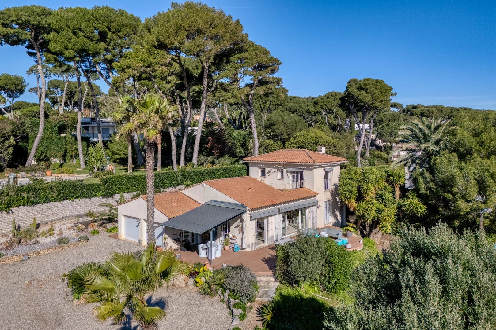 villa 4 Rooms for sale on Antibes (06160)