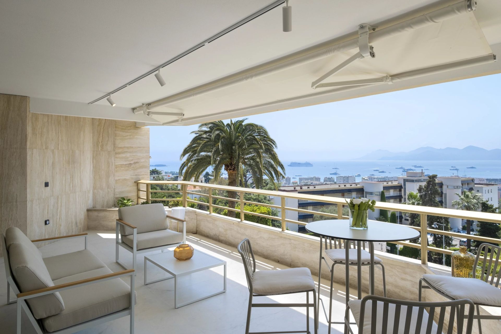 apartment 4 Rooms for sale on Cannes (06400)