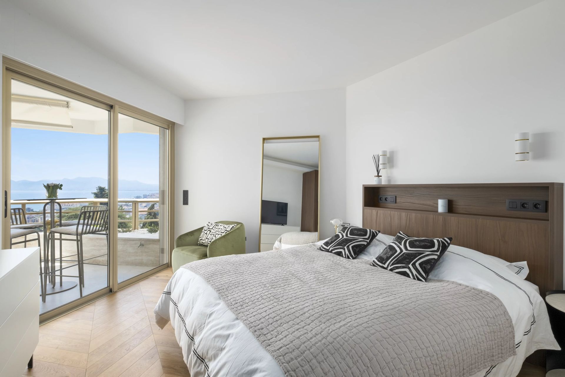 apartment 4 Rooms for sale on Cannes (06400)