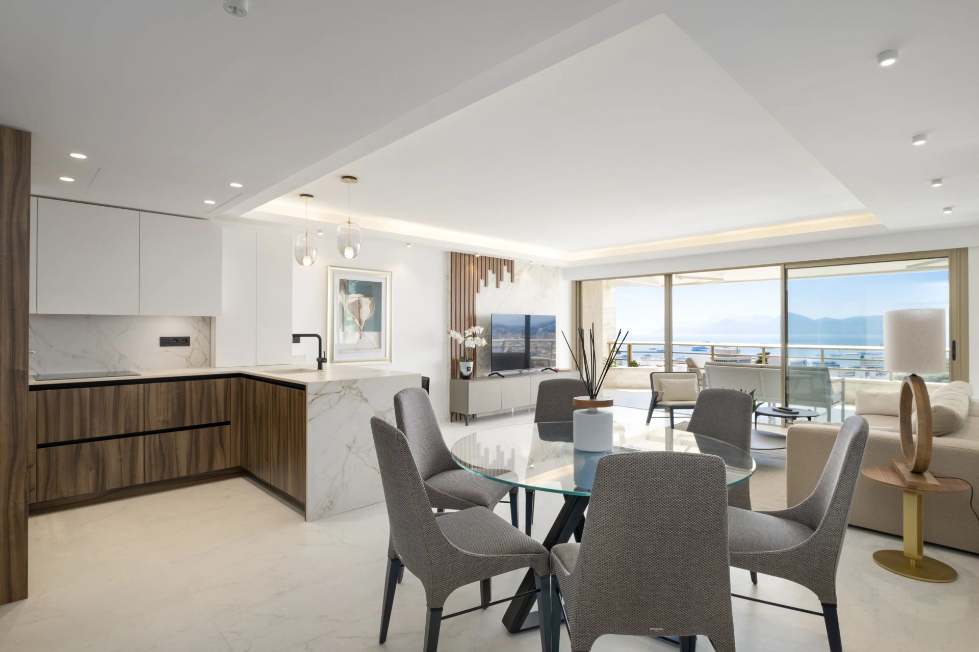 apartment 4 Rooms for sale on Cannes (06400)