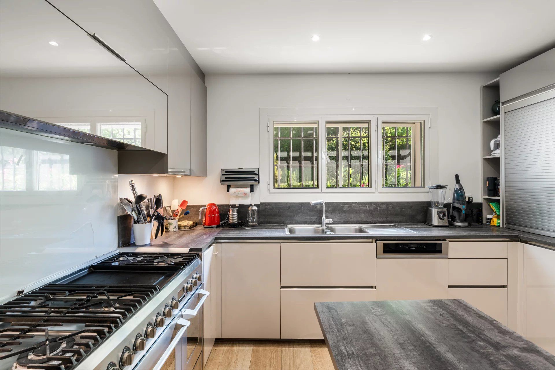 villa 6 Rooms for sale on Mougins (06250)