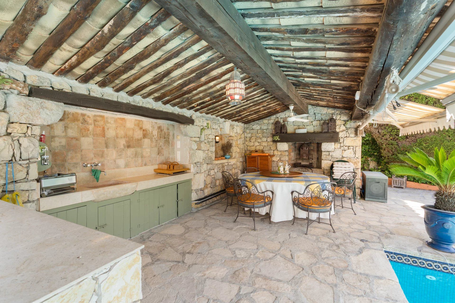villa 6 Rooms for sale on Mougins (06250)