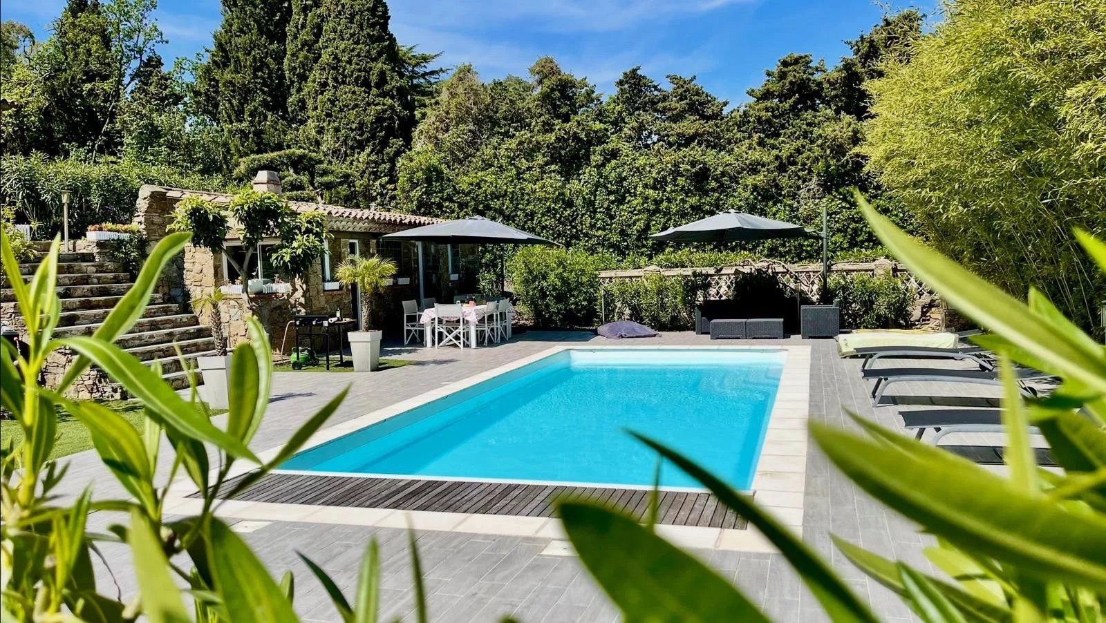 villa 4 Rooms for sale on Saint-Tropez (83990)