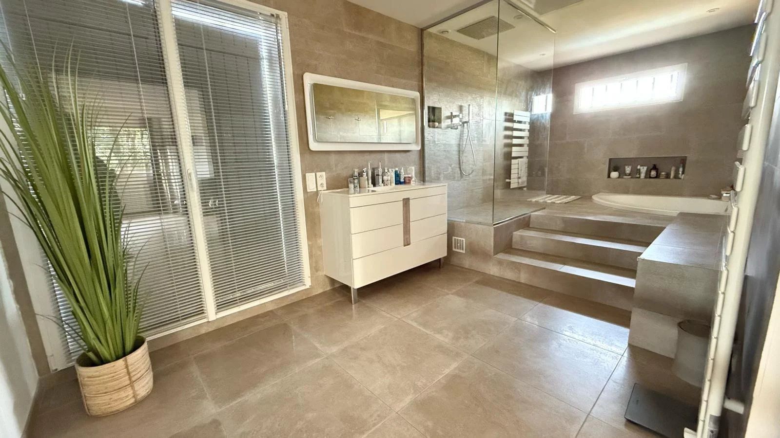 villa 4 Rooms for sale on Saint-Tropez (83990)