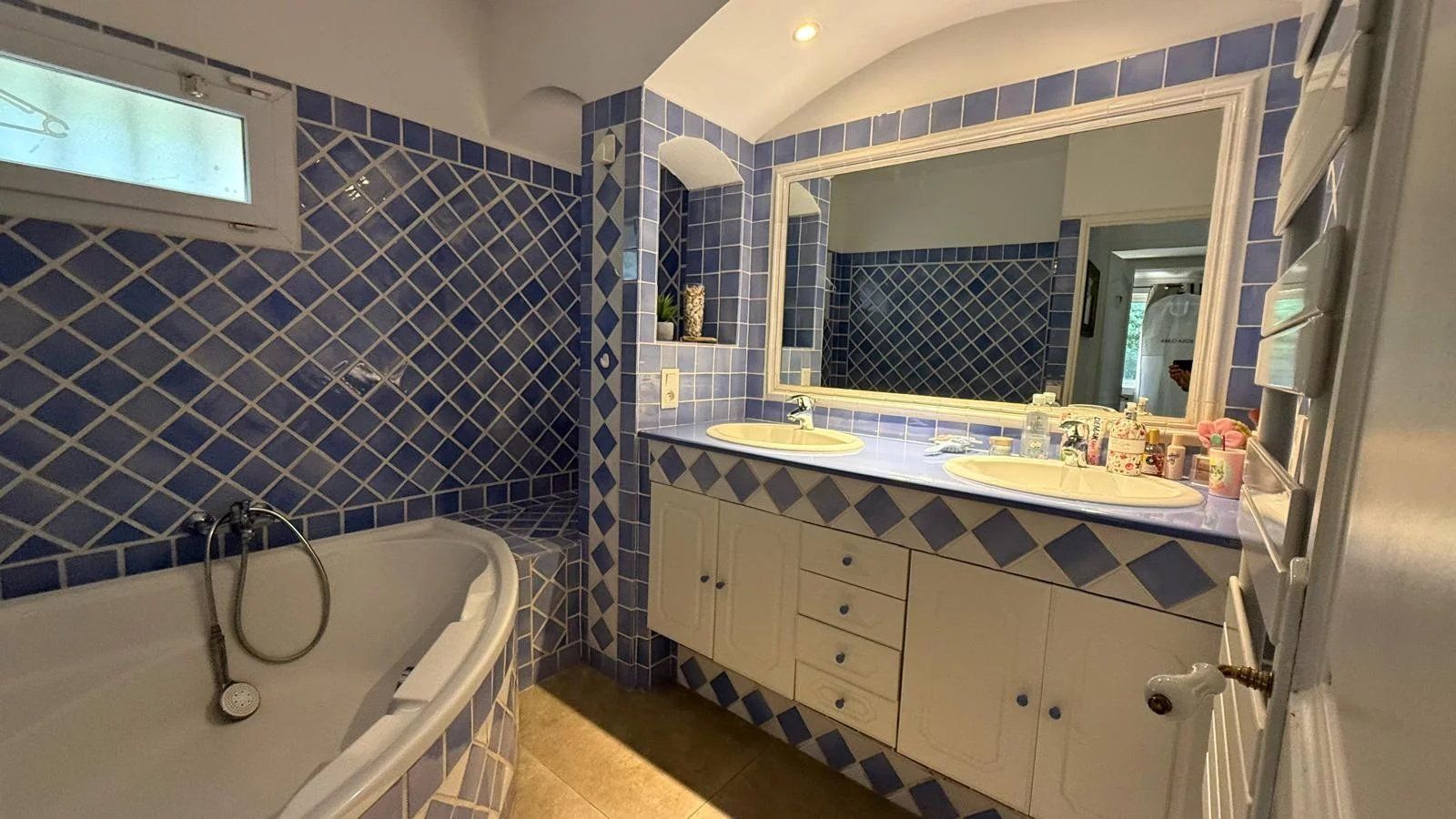 villa 4 Rooms for sale on Saint-Tropez (83990)