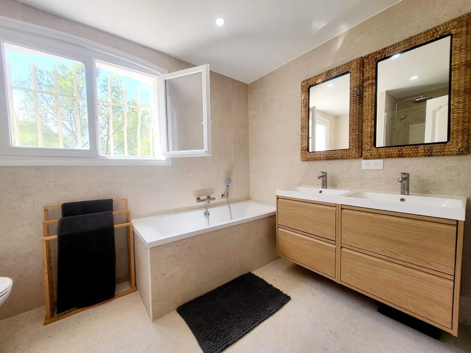 villa 7 Rooms for sale on Saint-Raphaël (83700)