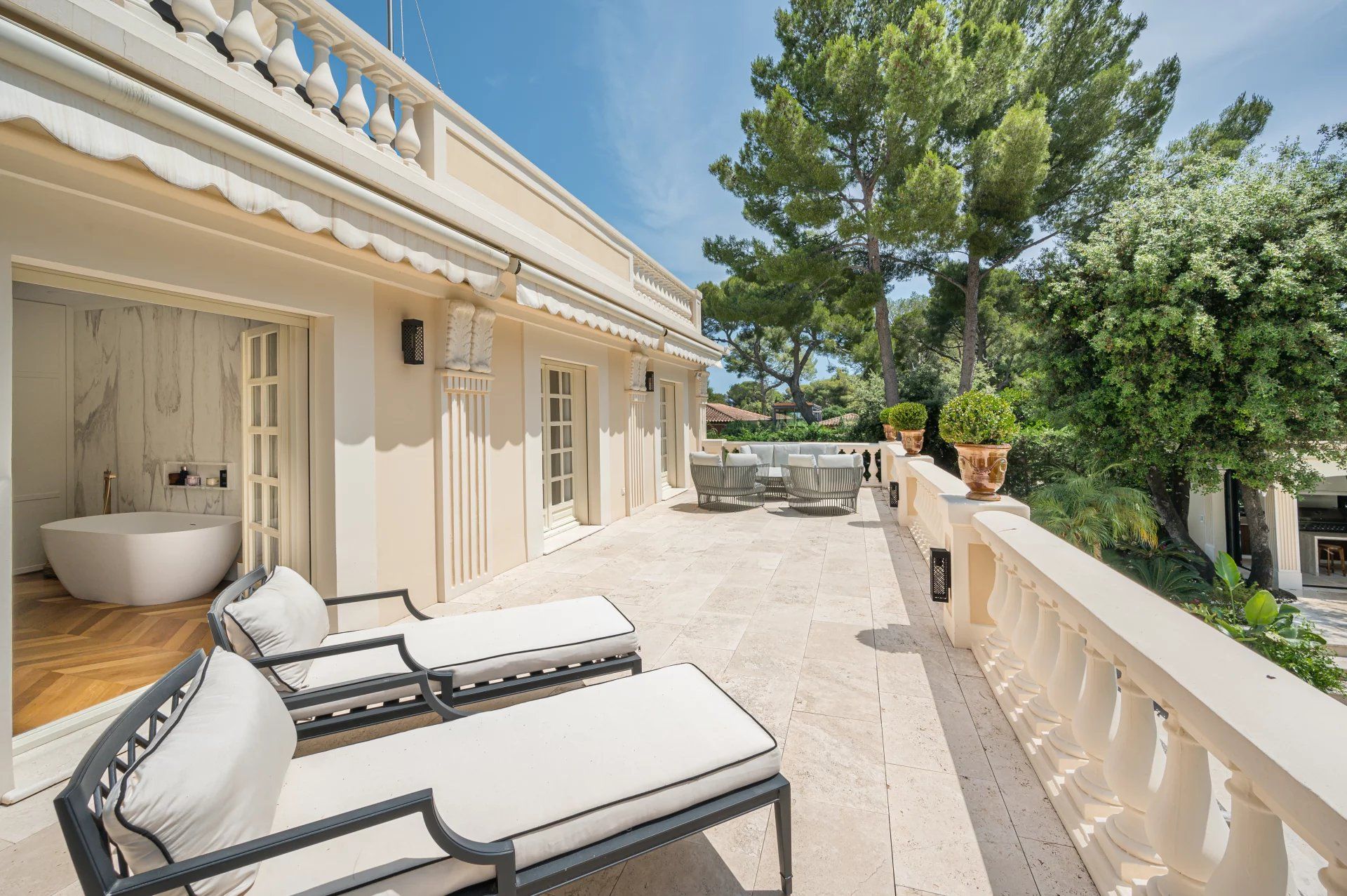 villa 8 Pièces en location saisonnière sur Roquebrune-Cap-Martin (06190)