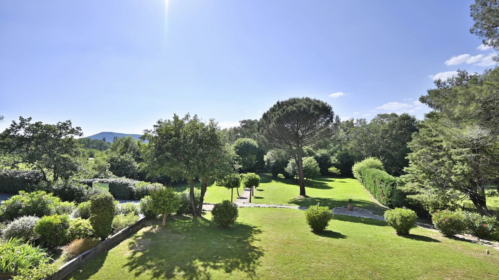 villa 6 Rooms for sale on Cogolin (83310)