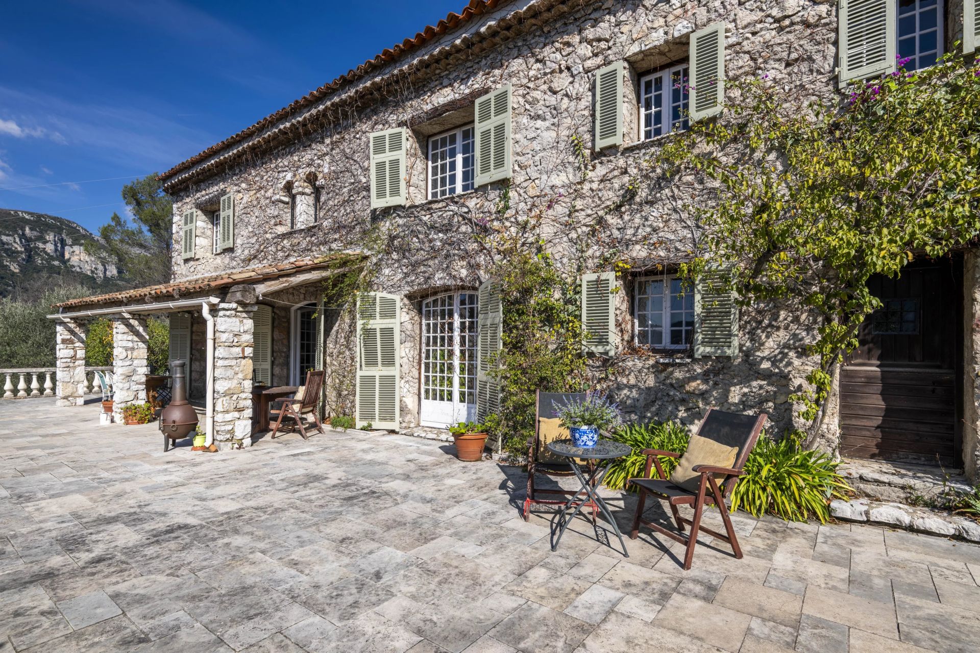 villa 5 Rooms for sale on Tourrettes-sur-Loup (06140)