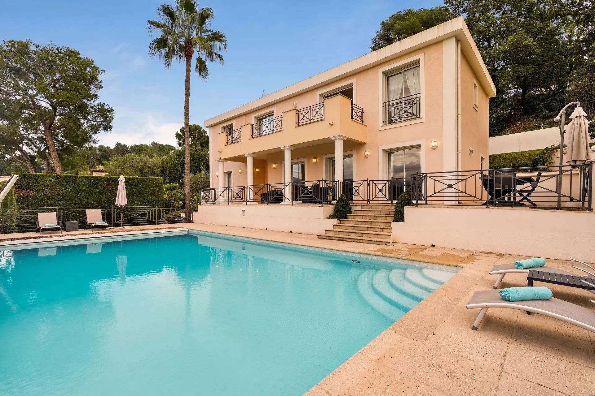 villa 8 Rooms for sale on Mougins (06250)