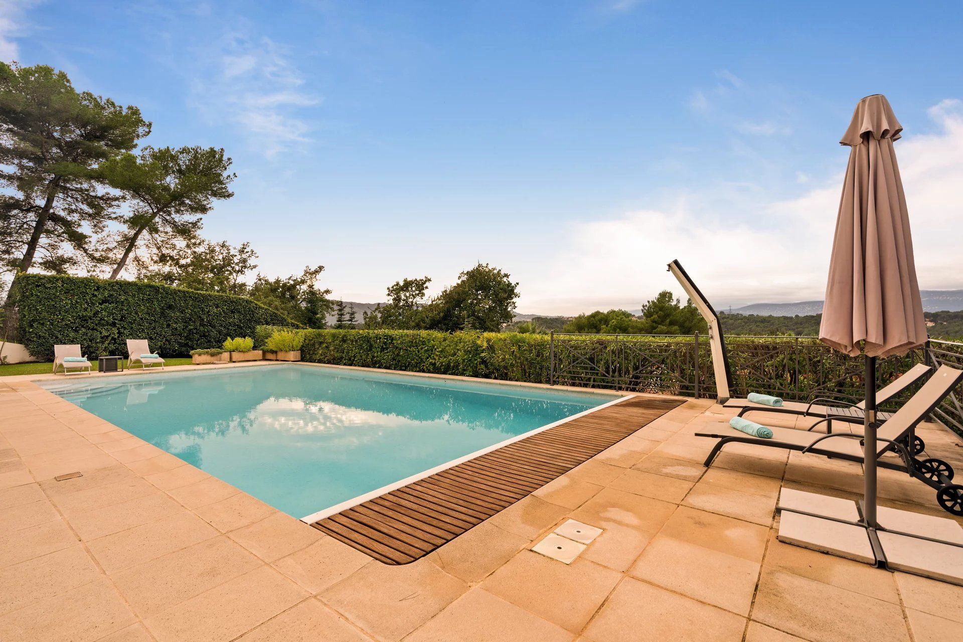 villa 8 Rooms for sale on Mougins (06250)