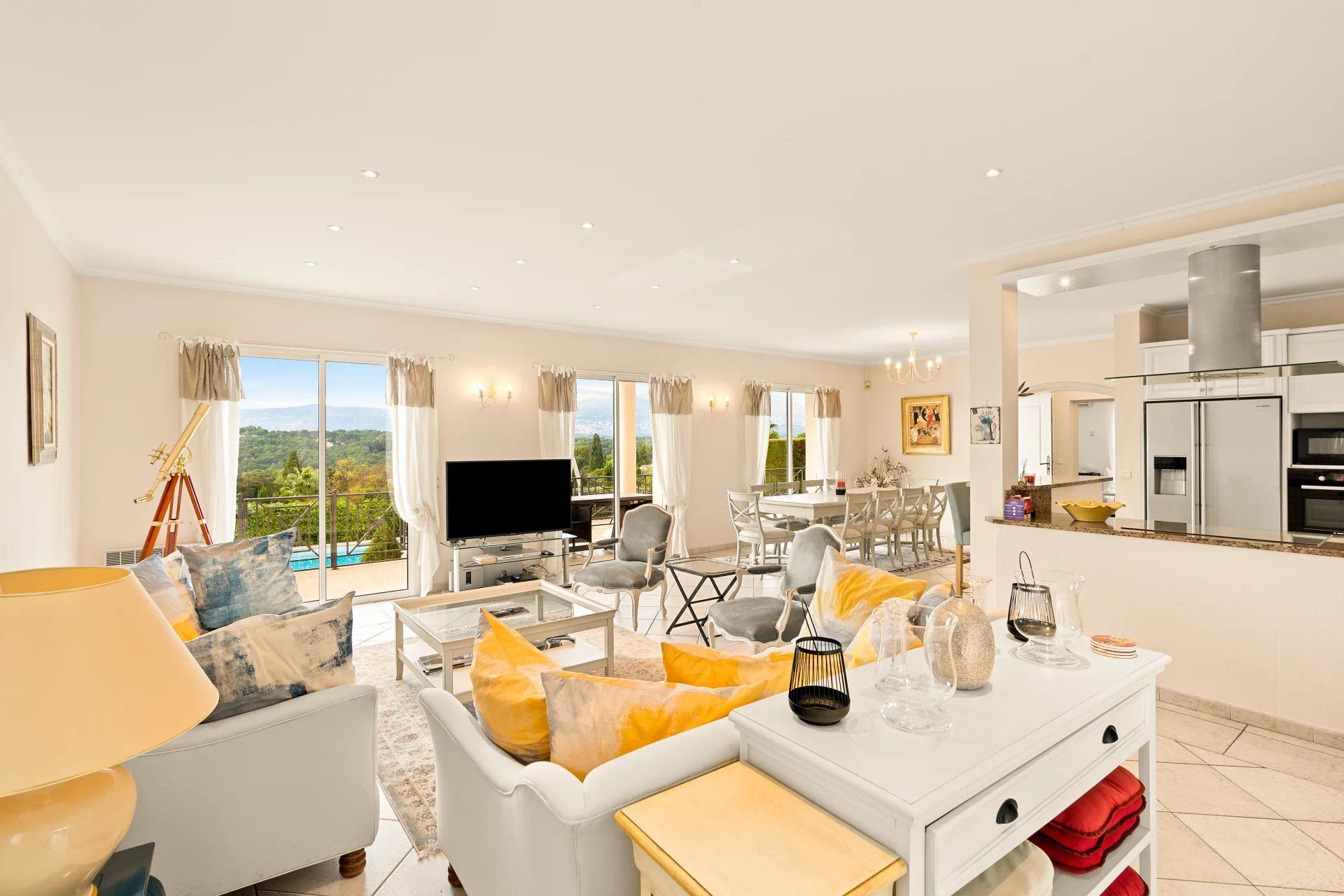 villa 8 Rooms for sale on Mougins (06250)