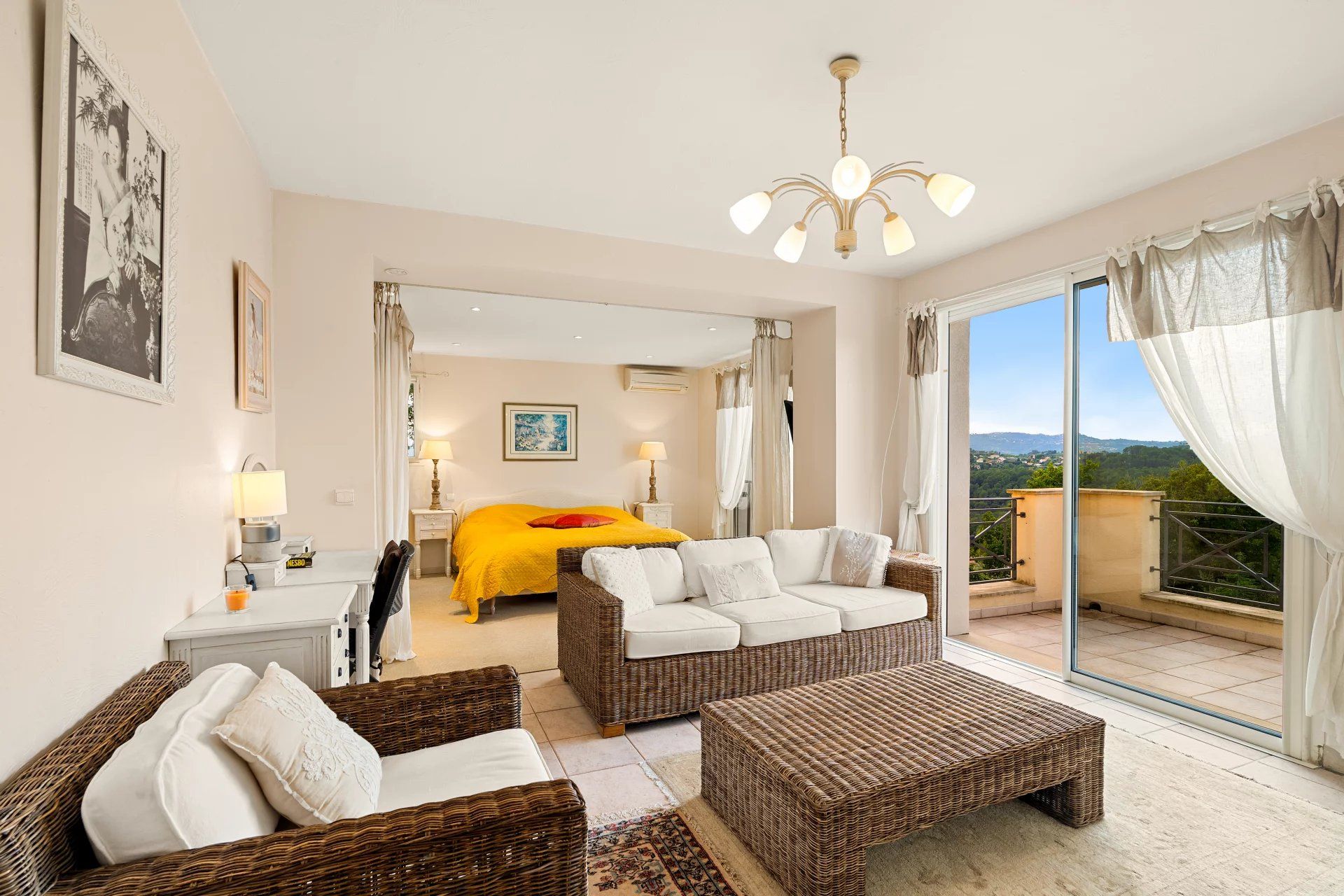 villa 8 Rooms for sale on Mougins (06250)