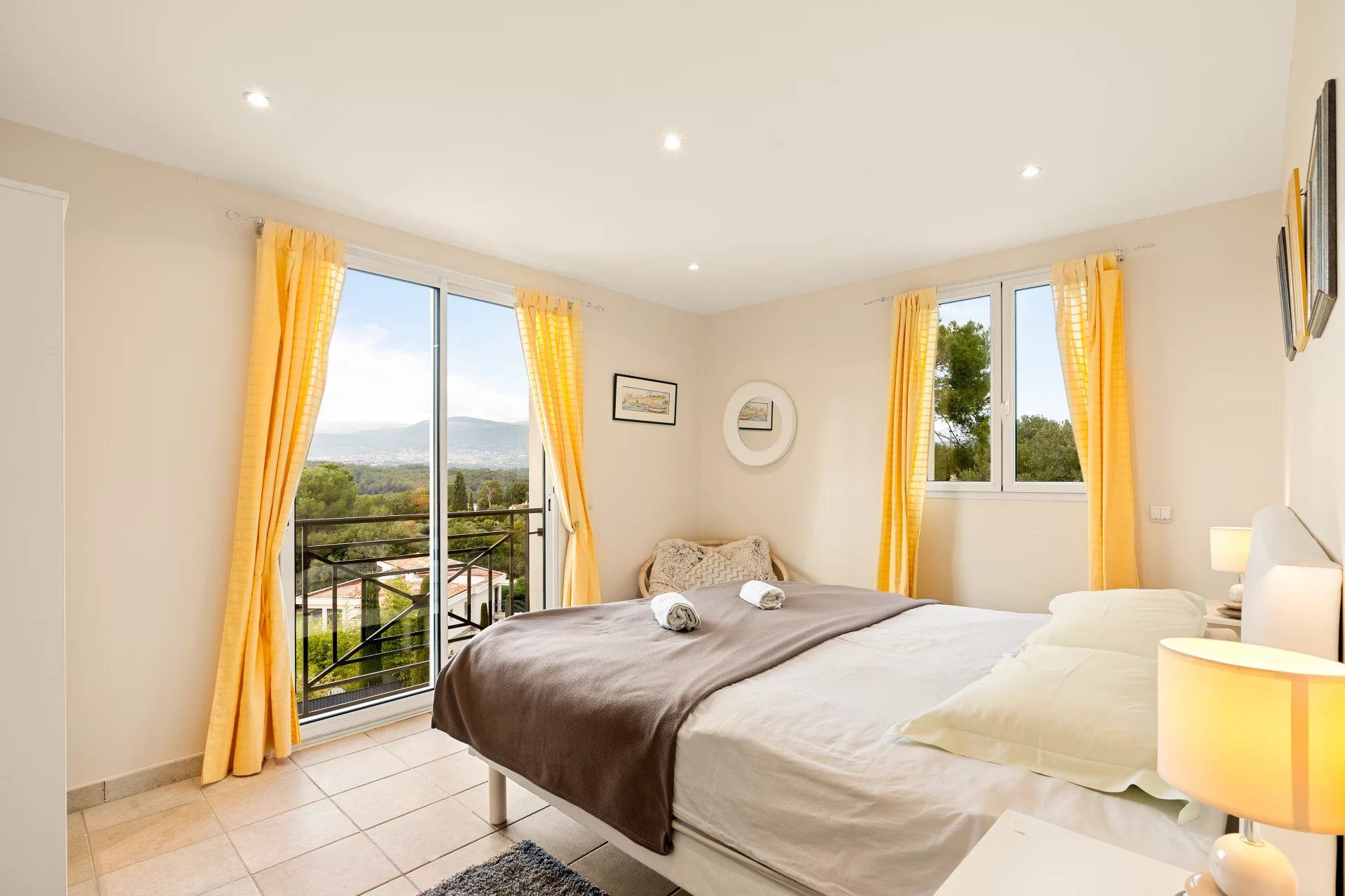 villa 8 Rooms for sale on Mougins (06250)