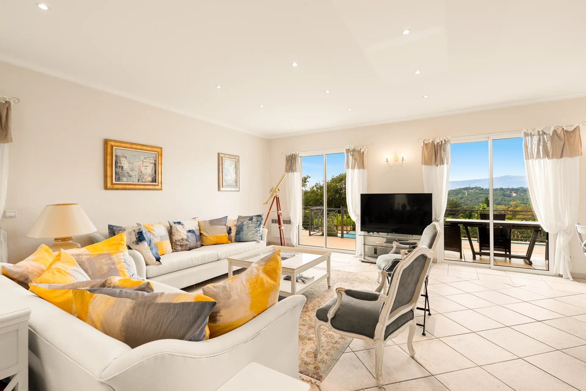 villa 8 Rooms for sale on Mougins (06250)
