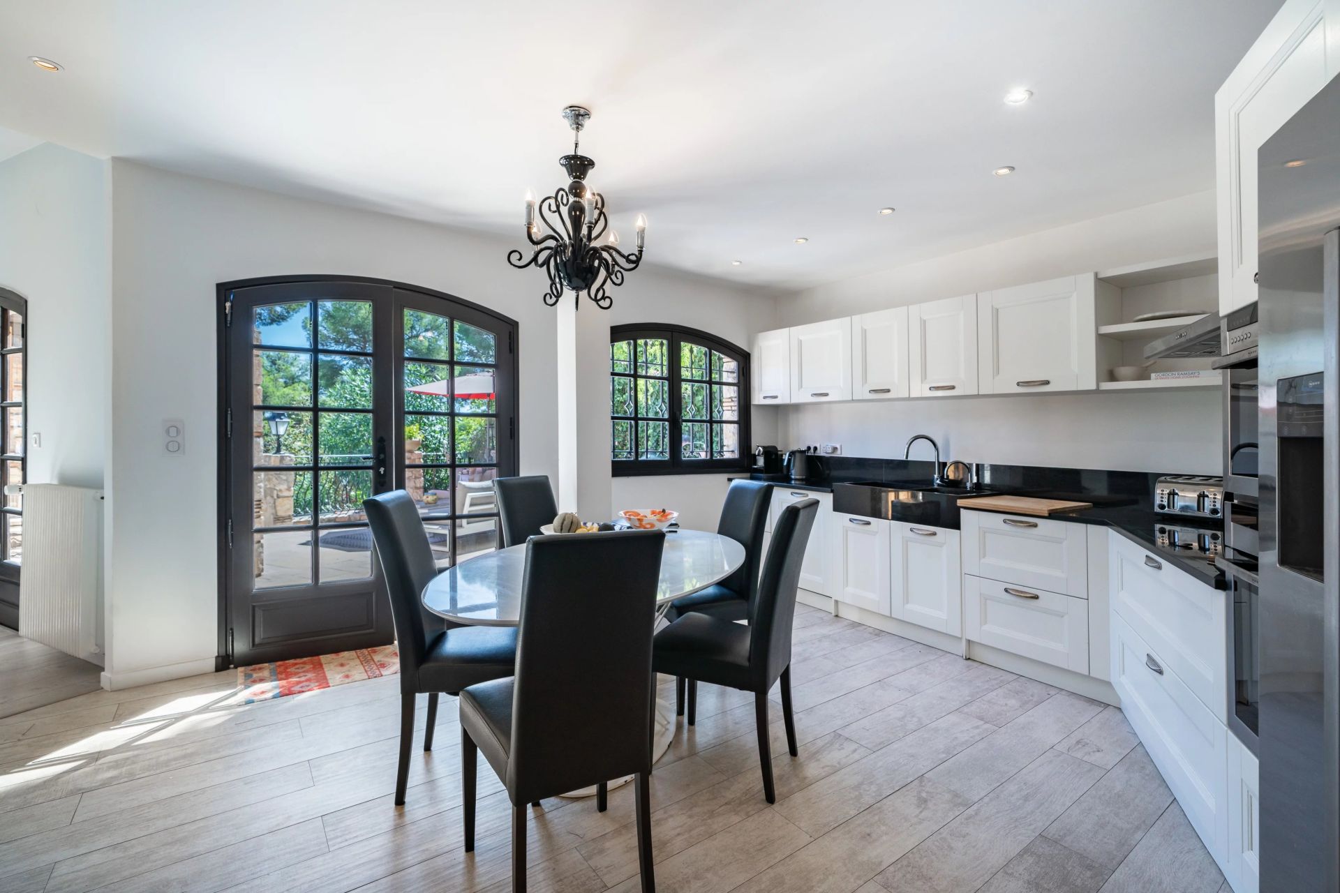 villa 9 Pièces en location saisonnière sur Antibes (06160)