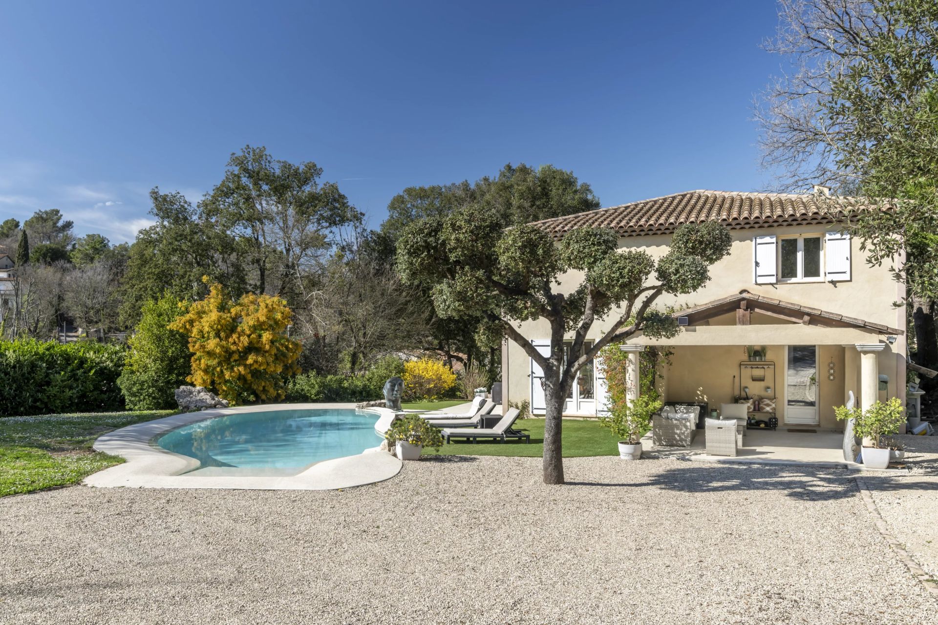 villa 7 Rooms for sale on Roquefort-les-Pins (06330)