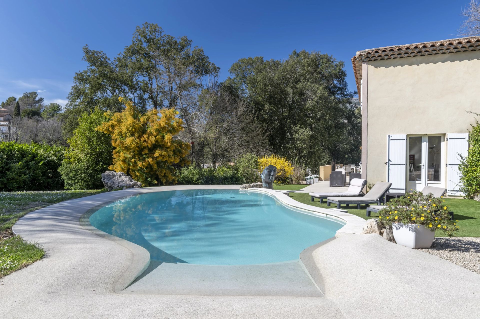 villa 7 Rooms for sale on Roquefort-les-Pins (06330)