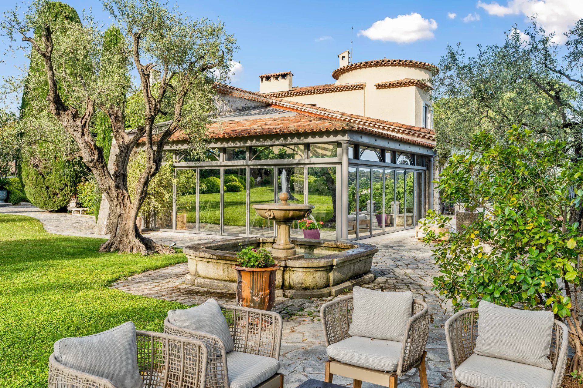 villa 20 Rooms for seasonal rent on Mougins (06250)