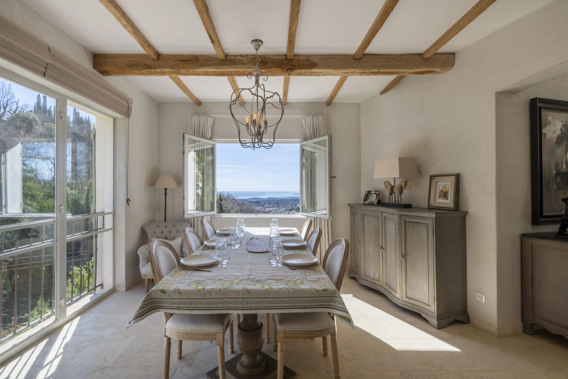 villa 7 Rooms for sale on Vence (06140)