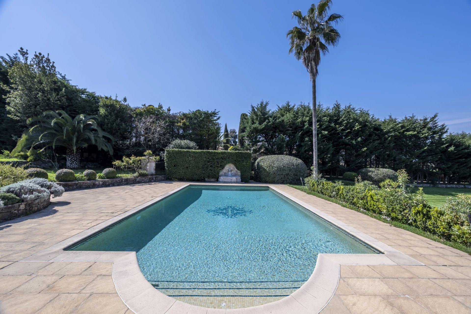 villa 10 Rooms for sale on Valbonne (06560)