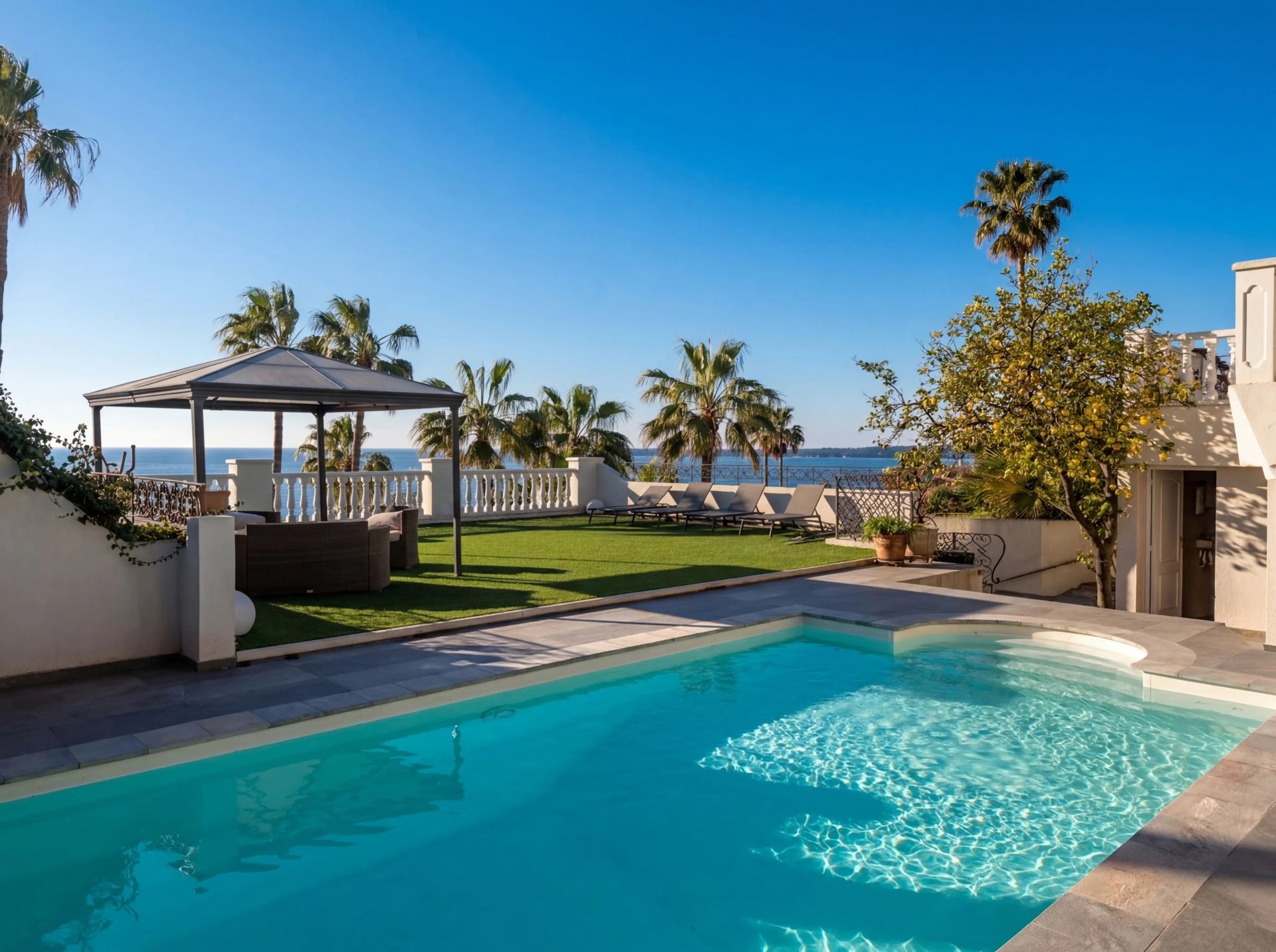 villa 7 Rooms for sale on Vallauris (06220)