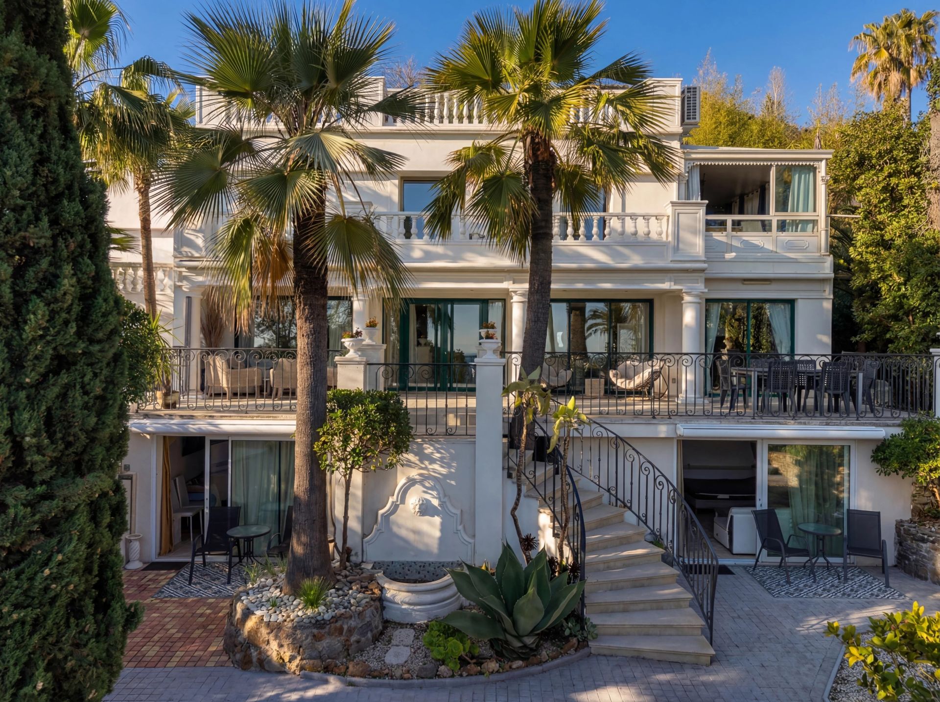 villa 7 Rooms for sale on Vallauris (06220)