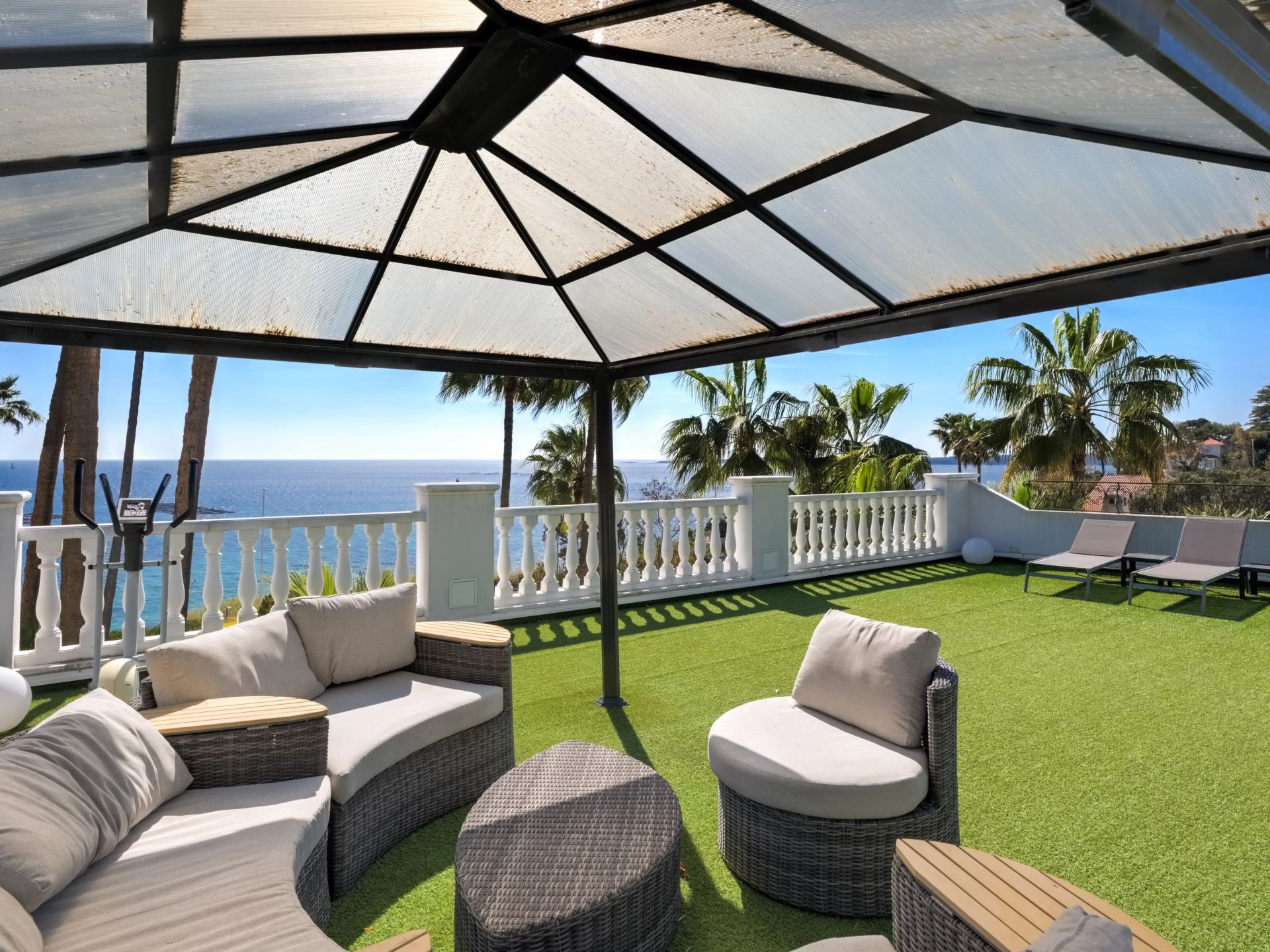 villa 7 Rooms for sale on Vallauris (06220)