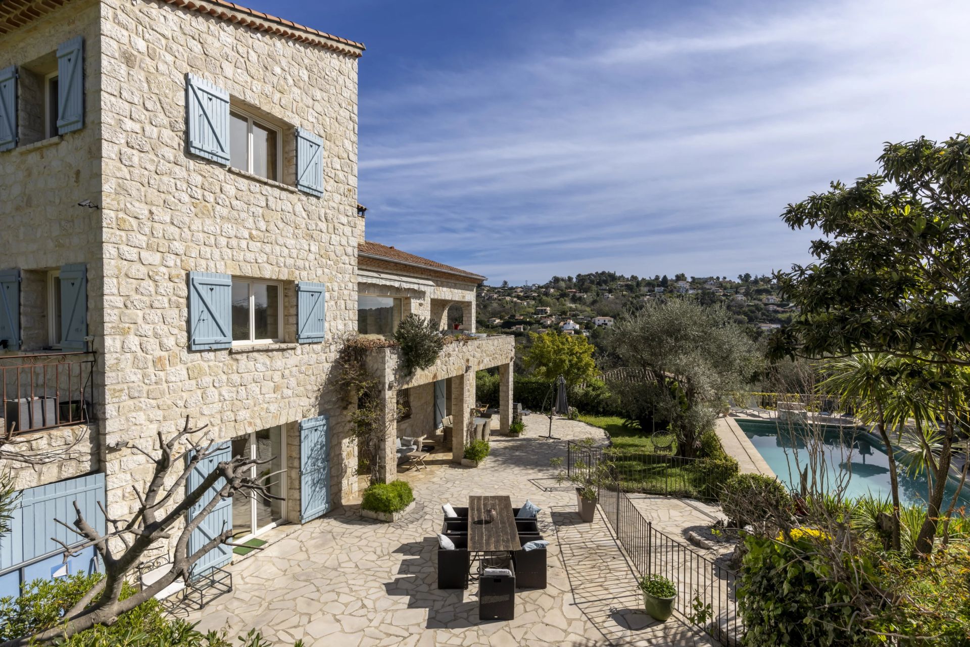 villa 10 Rooms for sale on Vence (06140)