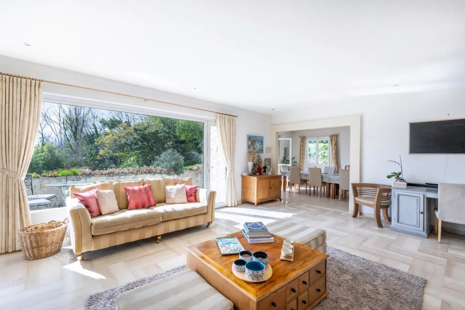 villa 10 Rooms for sale on Vence (06140)