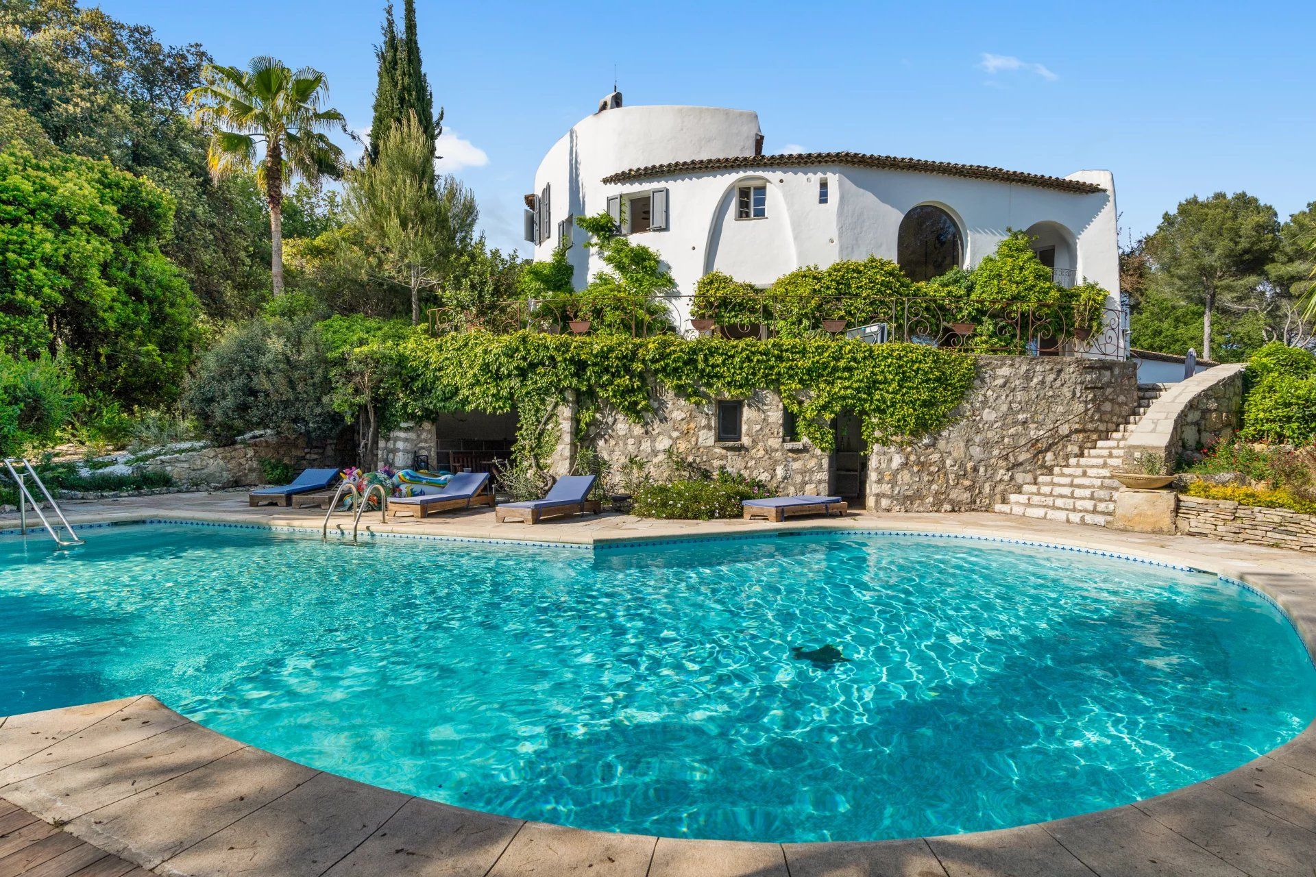 villa 12 Rooms for seasonal rent on Valbonne (06560)