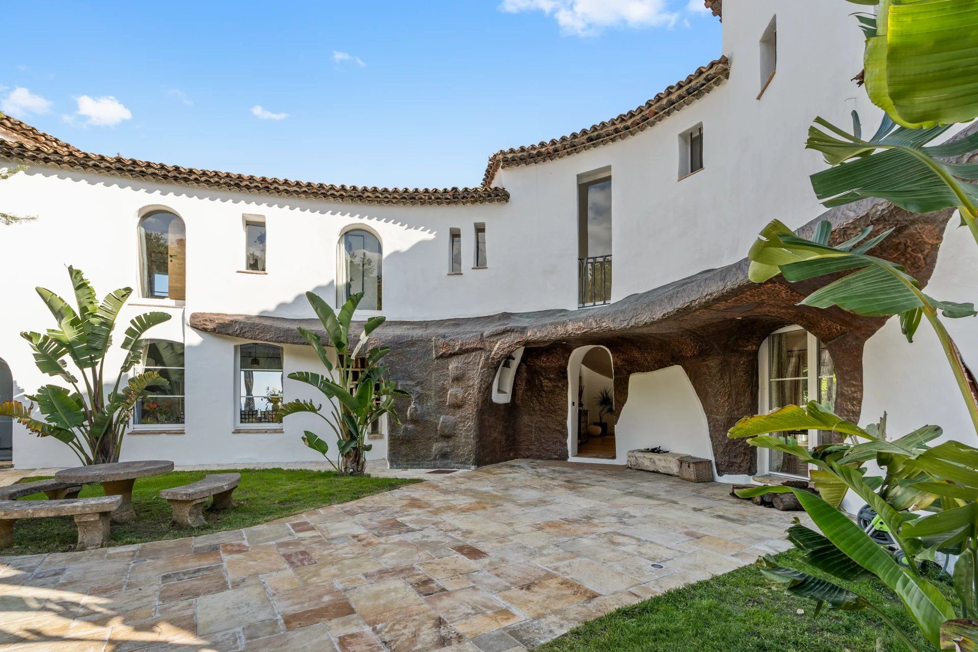 villa 12 Rooms for seasonal rent on Valbonne (06560)
