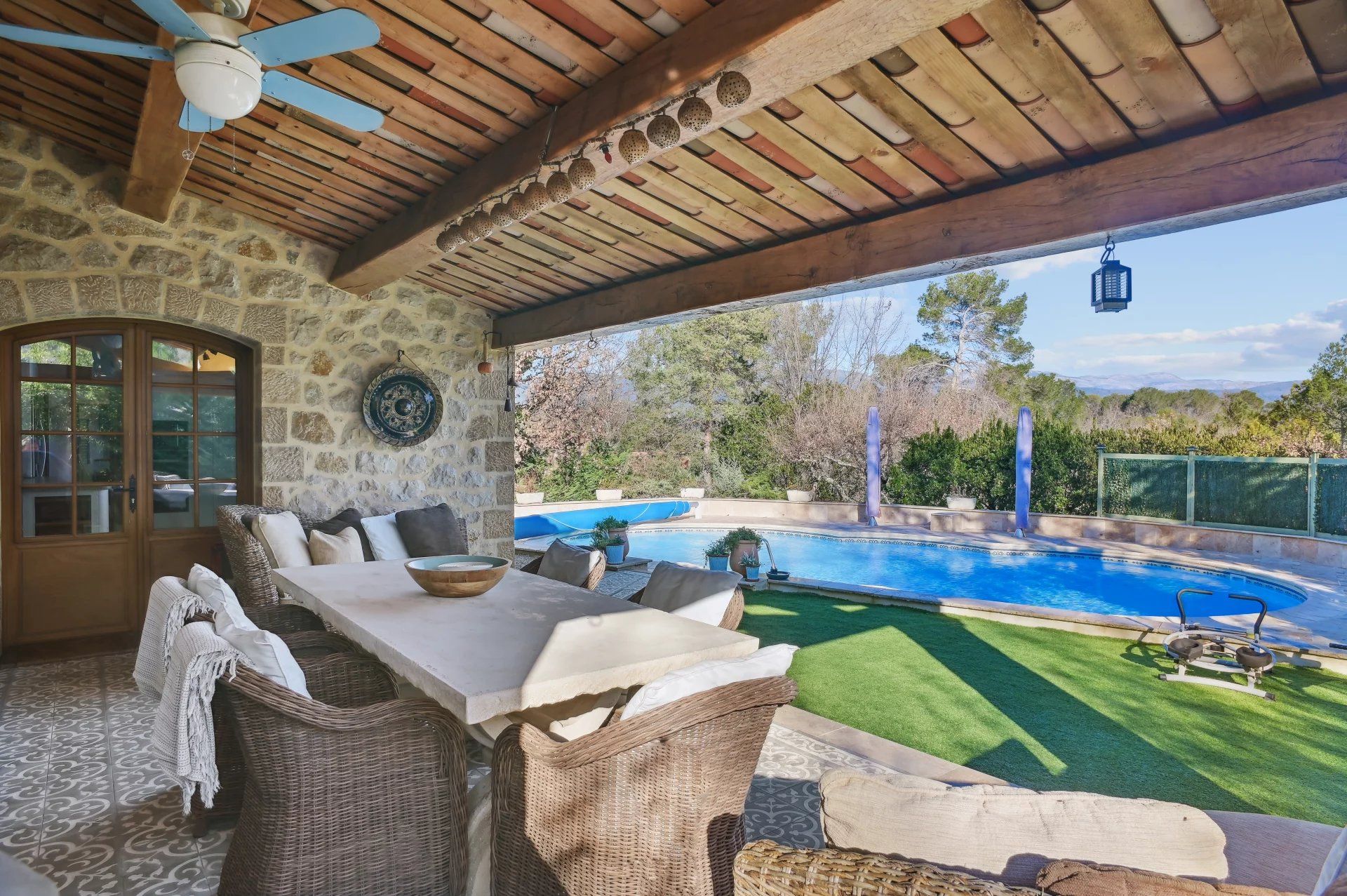 villa 4 Rooms for sale on Fayence (83440)