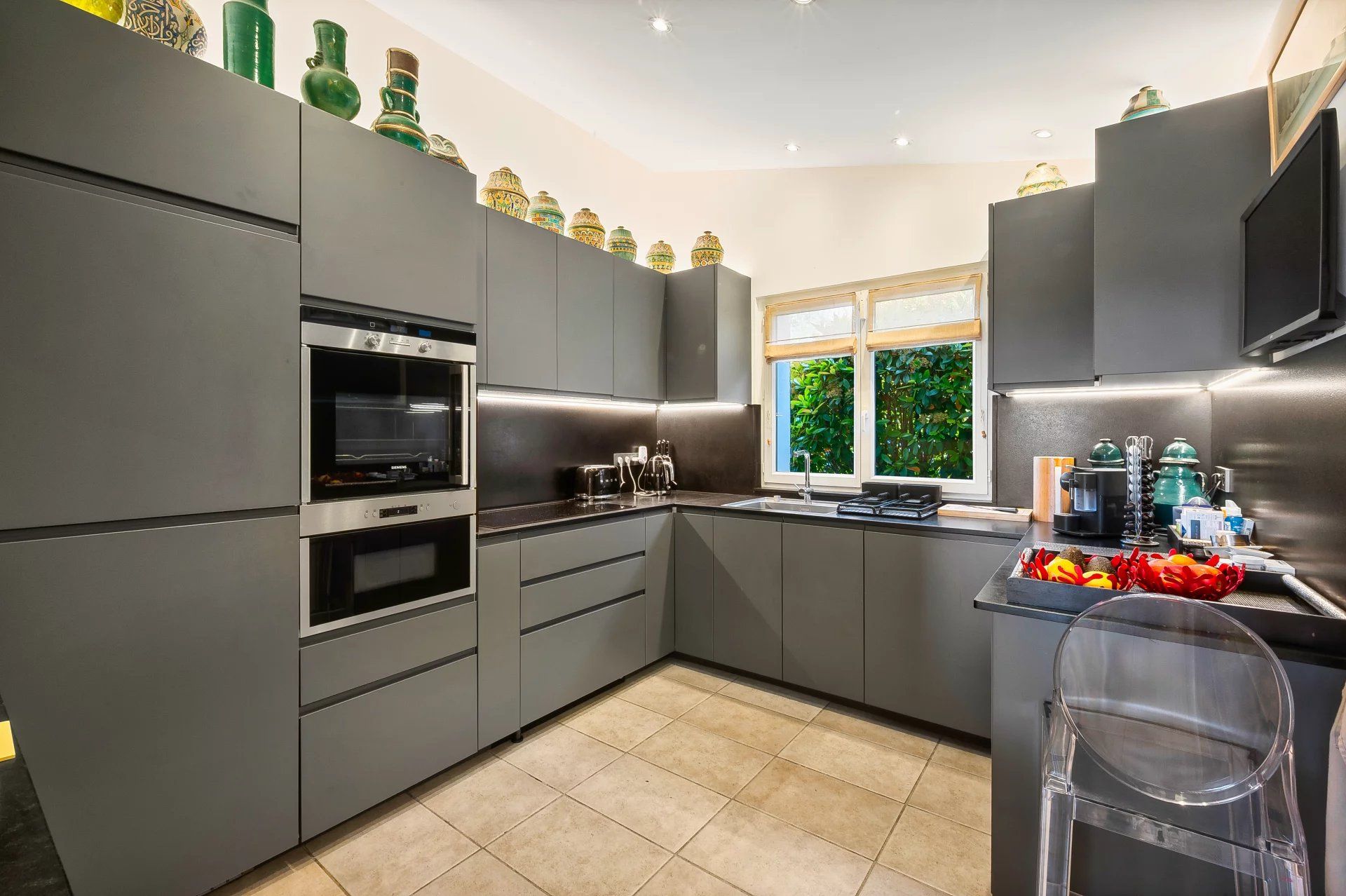 villa 7 Rooms for sale on Grimaud (83310)