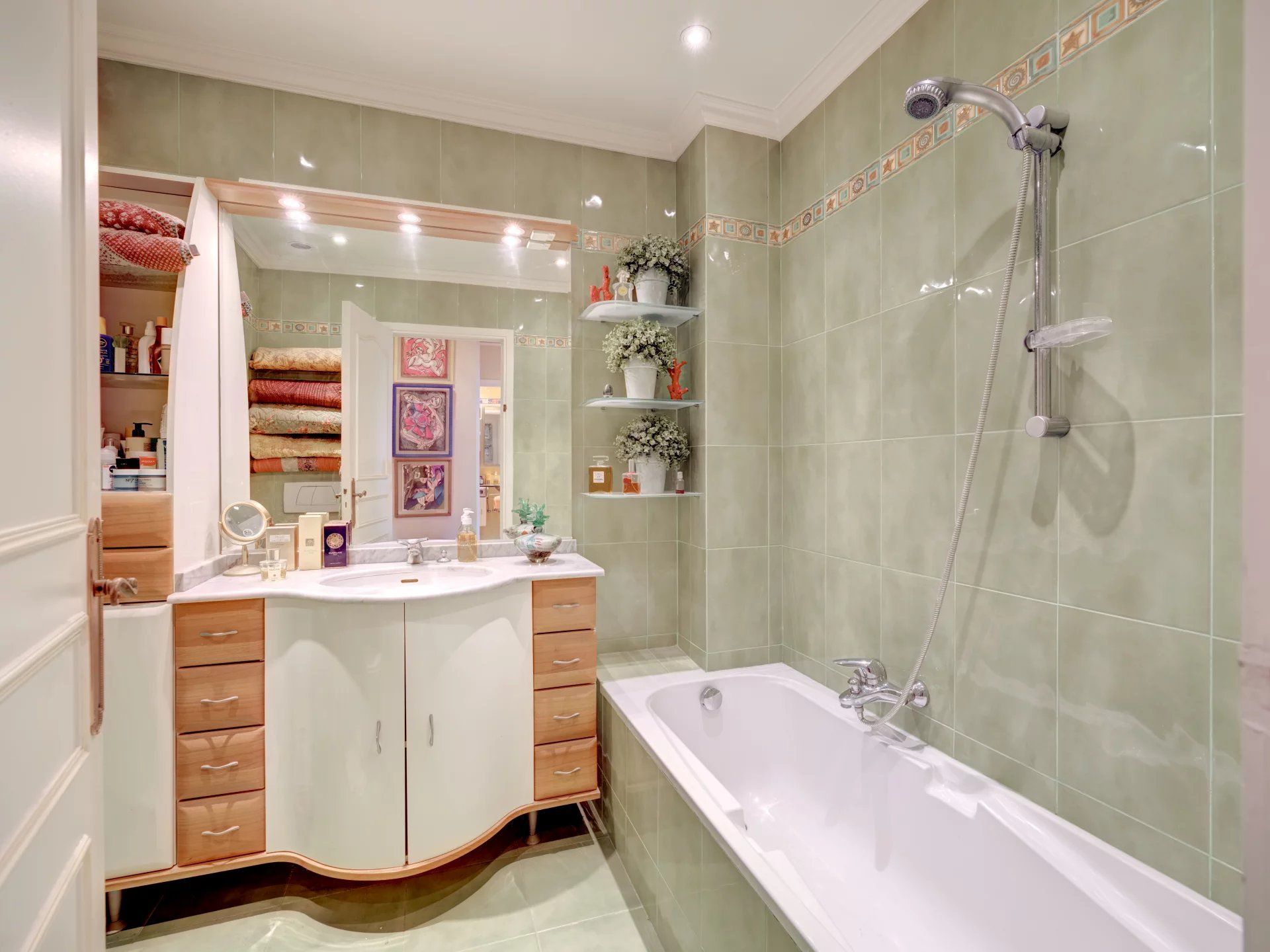 apartment 4 Rooms for sale on Nice (06200)