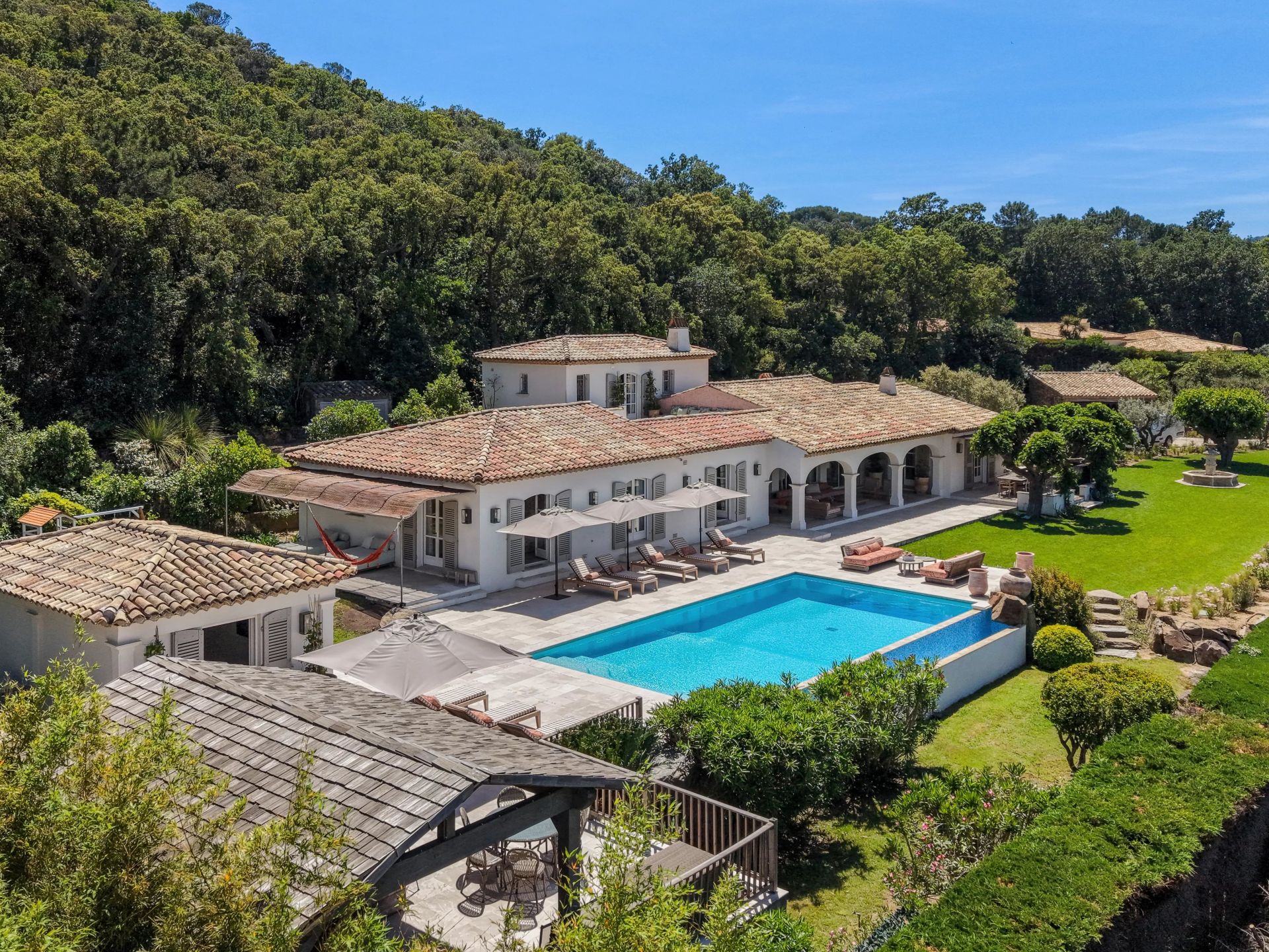 villa 8 Rooms for seasonal rent on Saint-Tropez (83990)