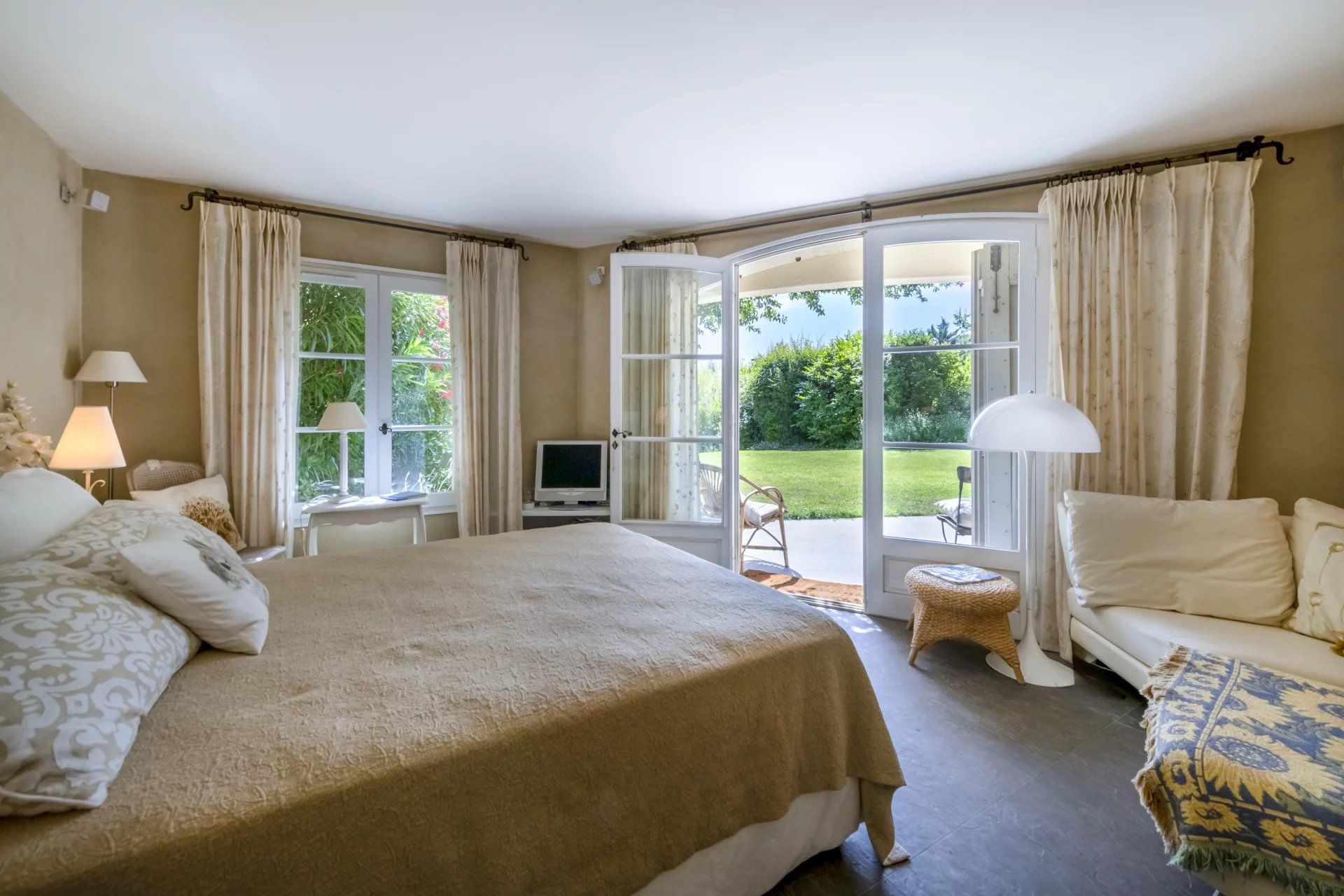 villa 6 Rooms for sale on Valbonne (06560)