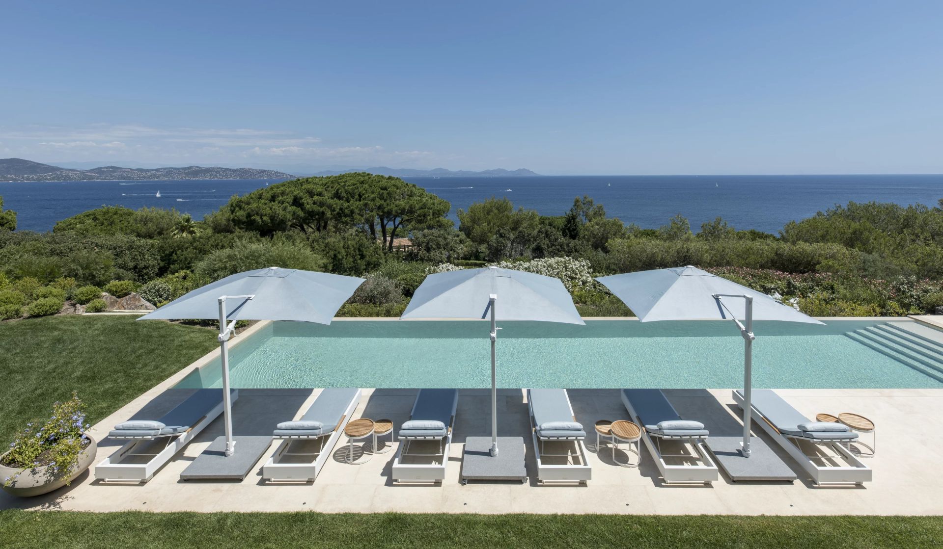 villa 8 Rooms for seasonal rent on Saint-Tropez (83990)