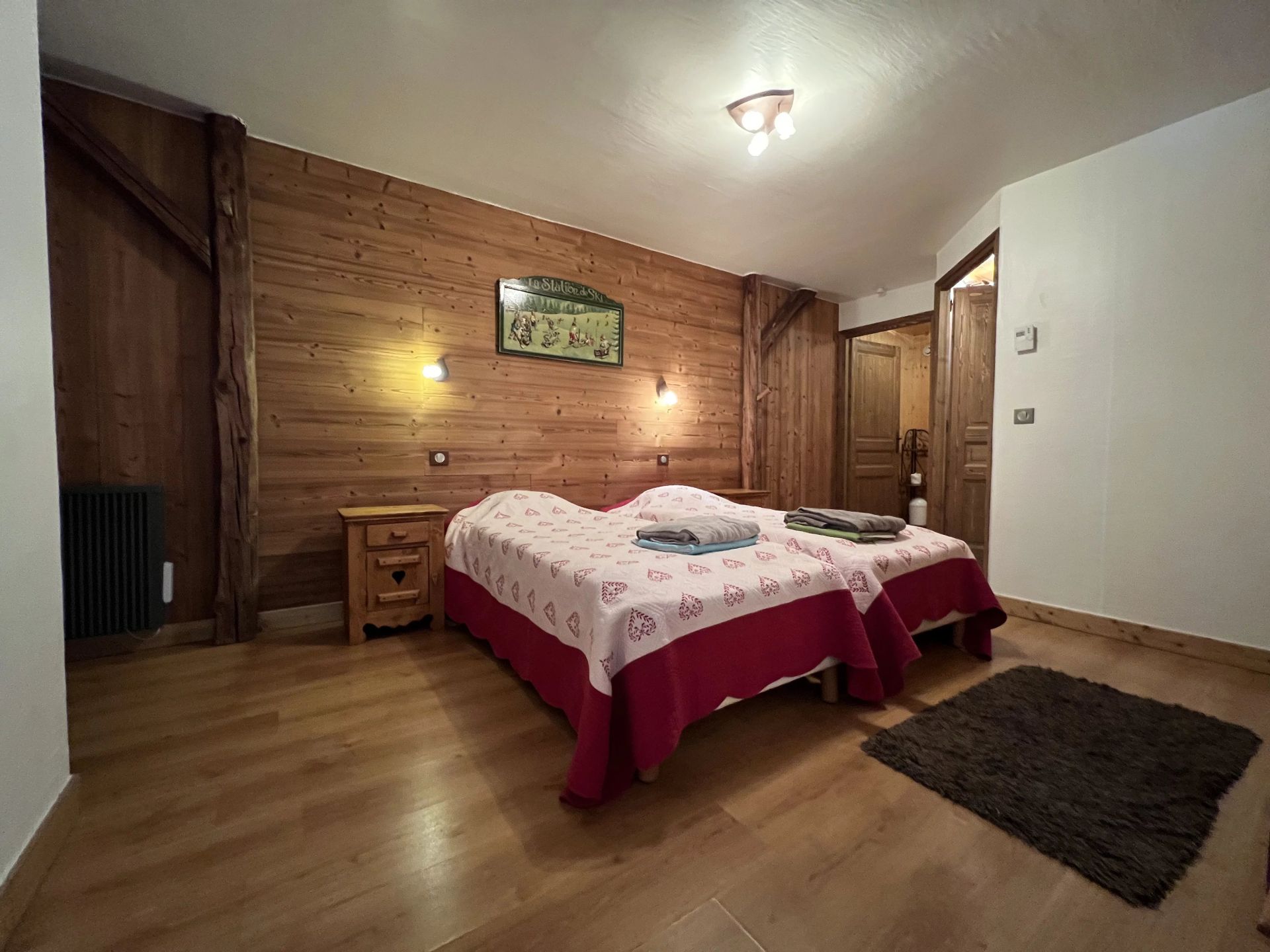 chalet 4 Rooms for sale on Les Allues (73550)