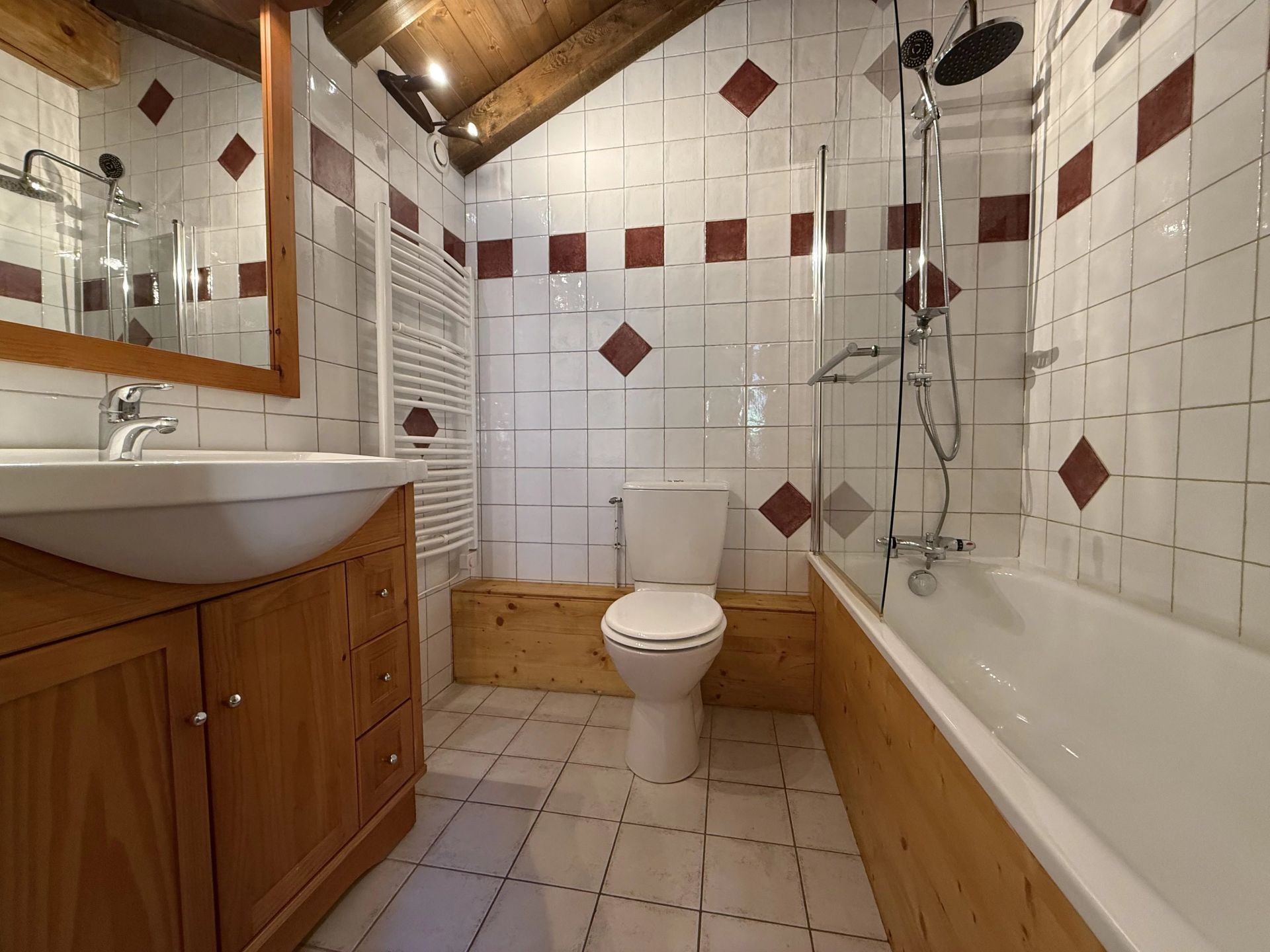 chalet 4 Rooms for sale on Les Allues (73550)